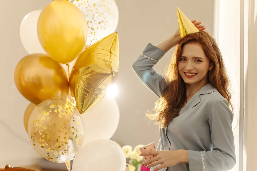 joven pelirroja con globos de fiesta