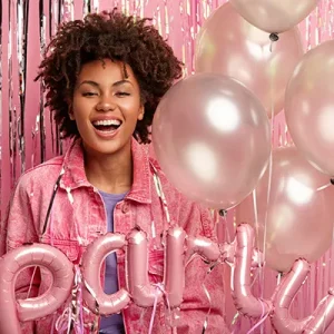 mujer morena en fiesta con globos